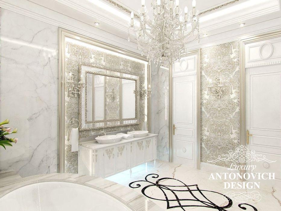 Красивая ванная с декором из белого мрамора и зеркалами