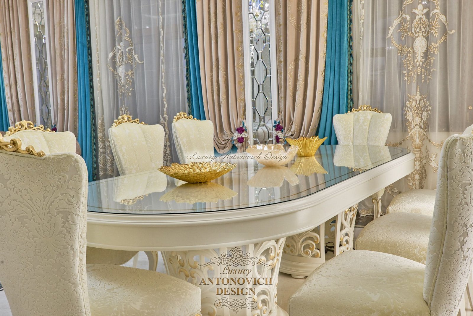 Элегантная гостиная, шторы в классическом стиле, Студия Antonovych Design