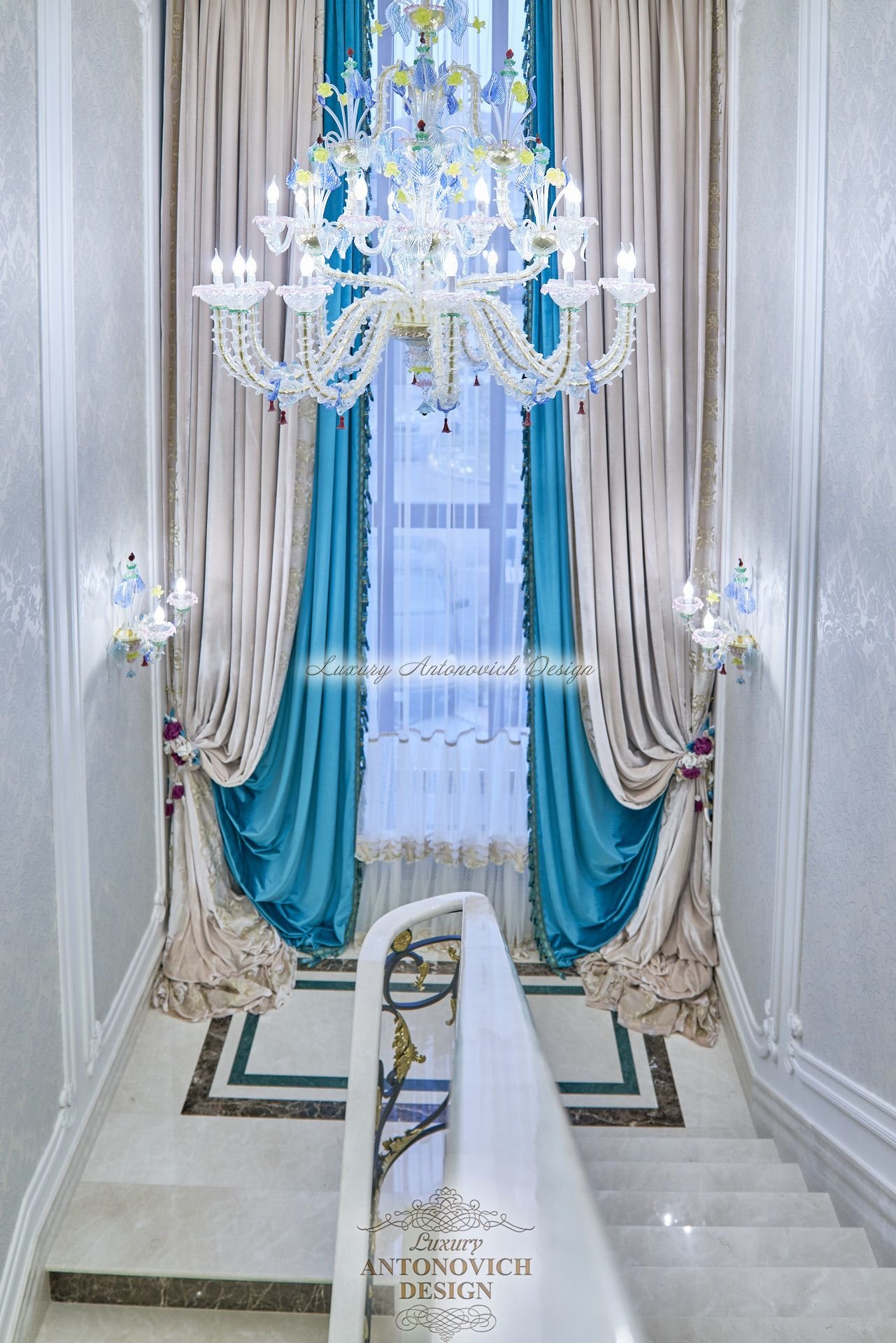 Роскошные шторы в классическом стиле, лестница, Студия Antonovych Design